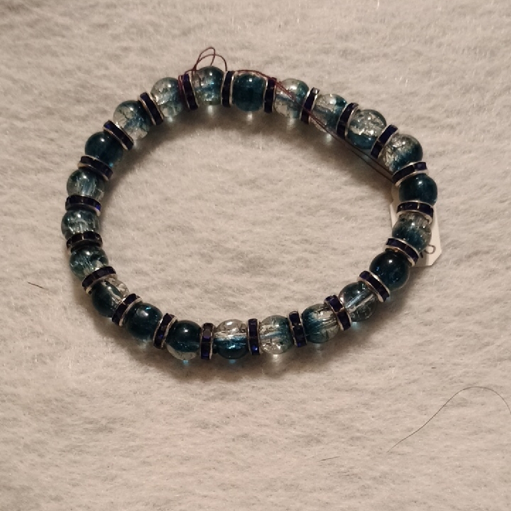 Elegant Beaded Bracelet in Blue and Silver